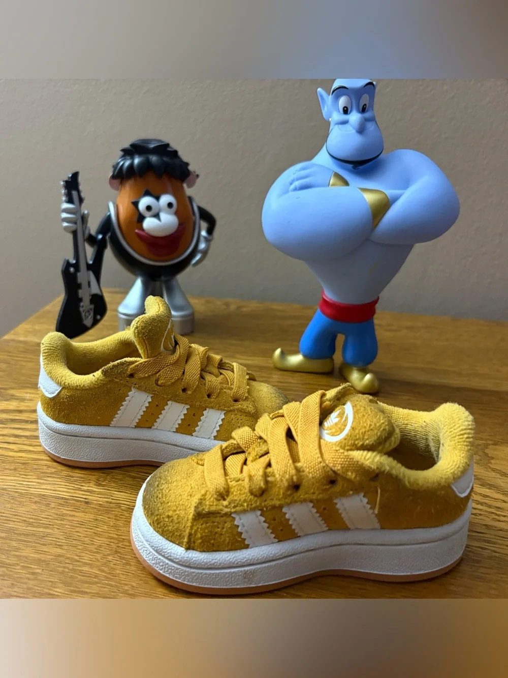 Little kids/Toddler Adidas gold campus sneaks. Size 5.